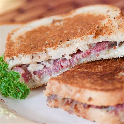 A great reuben with a side of chips and a soda is about as perfect a lunch combo as one. Air Freyer Ruben Sandwiches - Reuben Sandwiches Recipe ...