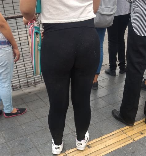 Sexi Mujer Marcando Tanga Pantalones Entallados Mujeres Bellas En La Calle