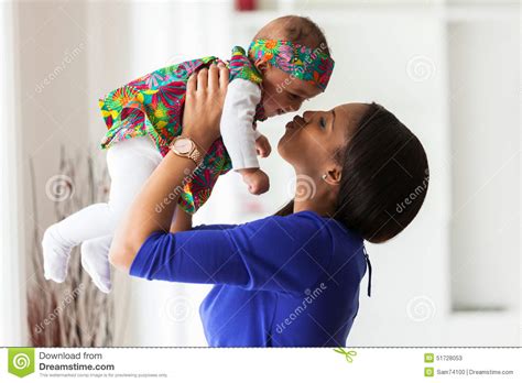 Madre Afroamericana Joven Que Juega Con Su Bebé Imagen De Archivo