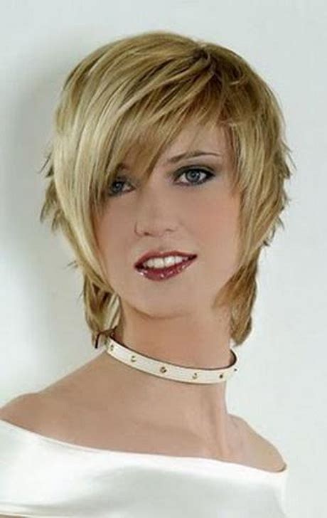 Découvrez une photo de inspiration pour coiffure femme 50 ans parmi plus de 1 500 modèles. Coupe de cheveux moderne femme