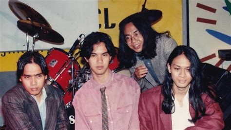 Bikin Nostalgia Ini 7 Daftar Lagu Indonesia Tahun 2000an Terbaik Dewatiket Id