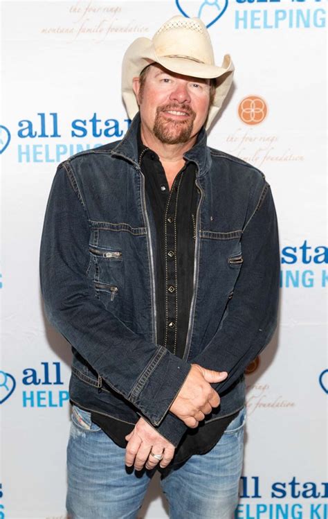 singer toby keith s stomach cancer battle in his own words us weekly