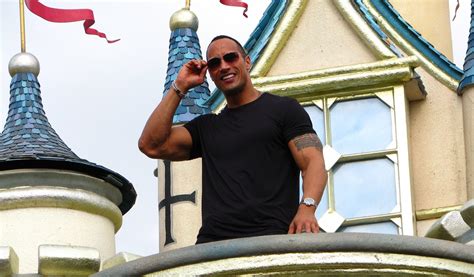 Jun 10, 2021 · ein kleiner junge ist in indien von einer kuh auf der straße angegriffen worden. Dwayne Johnson's Vermögen: So verdient er sein Geld