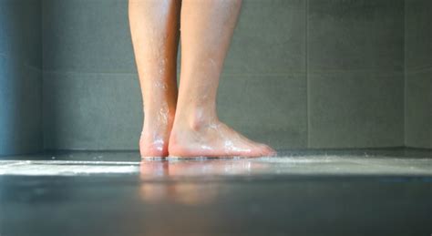 5 เหตุผลว่าทำไมเราควรฉี่ตอนอาบน้ำ akerufeed