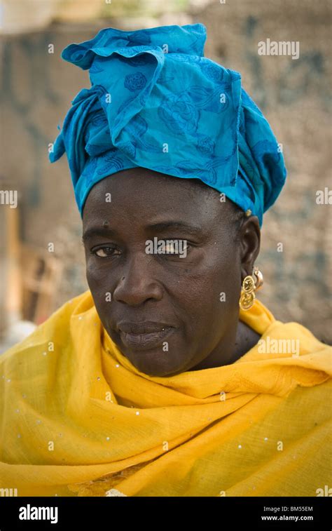 Portrait D Une Femme Sénégalaise Rues De Sant Louis Au Sénégal L Afrique Photo Stock Alamy