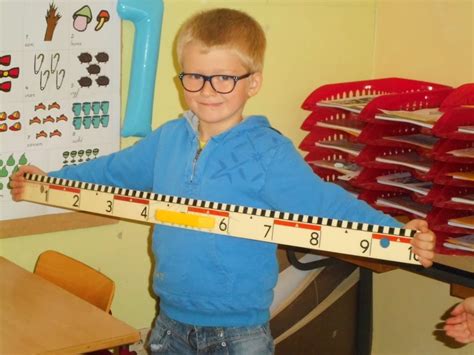 Meter (metre) is a metric system base length unit. 1ste leerjaar - juf Majella & juf Annelies: 1 meter... wat ...