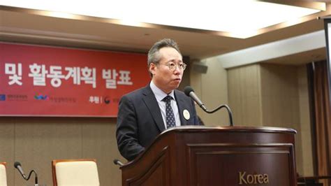 한편 이현주 감독 본인이 현재 넷상에서 논란이 되고 있는 이유는 성폭행 사건의 가해자라는 이유뿐만이 아니라, 사건의 범인임이 공론화된 이후에 그가 보이고 있는 뻔뻔하고 후안무치한 태도 때문이다. 이현주 감독 성폭행 사건 은폐…영진위 "피해자에게 직접 사과 ...