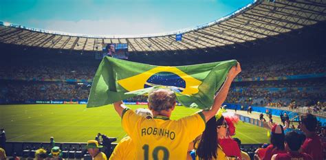 Maracana) најголем фудбалски стадион на светот, со капацитет од 197.000 гледачи изграден е во рио де жанеиро во 1950 година … Maracana Stadium (Maracanã) - The legendary site in Rio