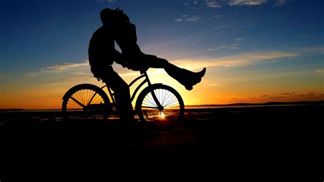 Couple 4k Wallpaper Sunset Romantic Kiss Bicycle Silhouette Dusk