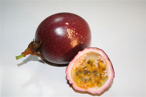 A round fruit with a purple or yellow skin which is native to brazil. 果物大集合 | マイブログ - 楽天ブログ