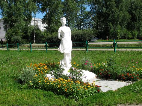 Зоя космодемьянская одна из первых отправилась на собеседование и успешно его прошла. Памятники Котласа - Памятник Космодемьянской