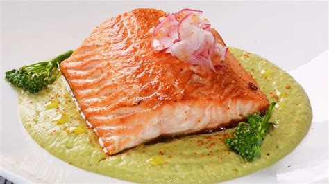 Receta de tostas de salmón con espinacas. Recetas de cocina con salmon fresco - Blog de navidad