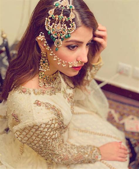 Pin By Maya Khaani On Pakistani Actors Pakistani Bridal Makeup Kinza Hashmi Bridal Photoshoot
