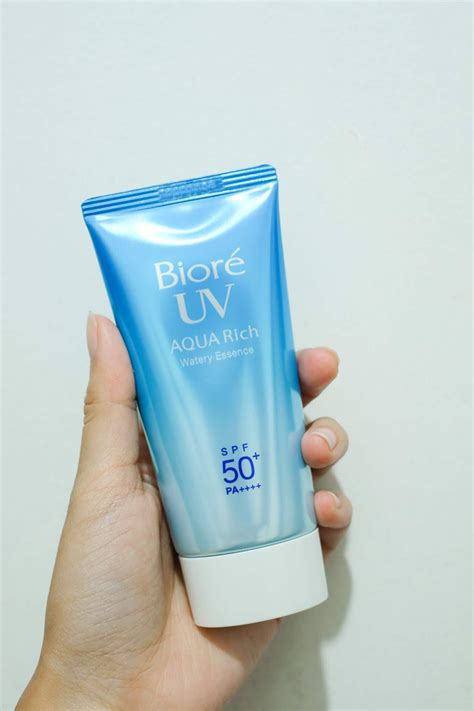 This updated version of biore's most loved uv aqua rich watery gel spf 50+ pa++++ is powered by the innovative micro defense formula to prevent uneven application. Biore UV Aqua Rich Watery Essence SPF 50 Harga & Review ...