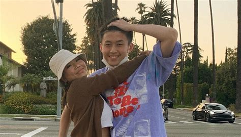 Debar hatiku membisik rindu ingin aku katakan kau gadis idaman adakah mungkin kau kumiliki untuk aku jadikan insan bernama kekasih. Ungkapan Cinta Sang Kekasih untuk Rich Brian yang Bikin ...