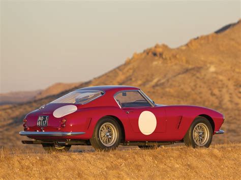Lors du salon de l'automobile de genève de 1960, la 250 gt california spyder — jusqu'alors produite sur le châssis long de la ferrari 250 gt berlinetta « tour de france », dont l'empattement atteint 2,60 m — est remplacée par une version châssis court avec un empattement réduit à 2,40 m, à l'image du traitement récemment reçu par. 1960 Ferrari 250 GT SWB Berlinetta 'Competizione' by Carrozzeria Scaglietti | Arizona 2013 | RM ...