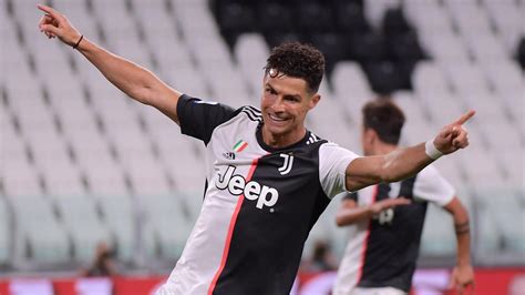 Криштиа́ну рона́лду душ са́нтуш аве́йру (порт. Cristiano Ronaldo: Juve-Star stellt nächsten Rekord auf ...