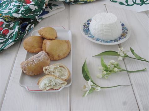 Sistemate al centro un cucchiaio di ricotta condita con sale e pepe e un po' di galbanetto tritato. panzerotti dolci di ricotta gustosa ricetta della ...