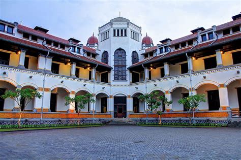 Yap,sesuai namanya lawang sewu yang kalo diartikan seribu pintu ini merupakan bangunan bersejarah peninggalan belanda yang dulunya merupakan. Paket Wisata Semarang City Tour Terbaru | Joglo Wisata
