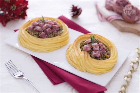 Lessare le patate raggiungendo la metà cottura, poi scolarle, pelarle e tagliarle a pezzi. Ricetta Nidi di patate con lenticchie e cotechino - La ...