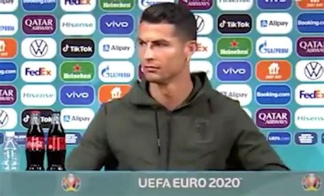 Coca cola shares dropped from 56.10 dollars to 55.22 dollars almost immediately after ronaldo 's gesture, meaning the company's value fell from 242bn dollars to 238bn dollars. Cristiano Ronaldo nasconde la Coca Cola dal tavolo ...