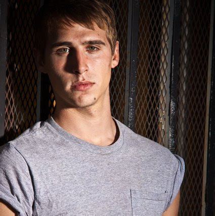 Diese abteilungen sind in einem gesonderten gebäude an der hagener straße. Actor Hagen Mills found dead in murder-suicide attempt