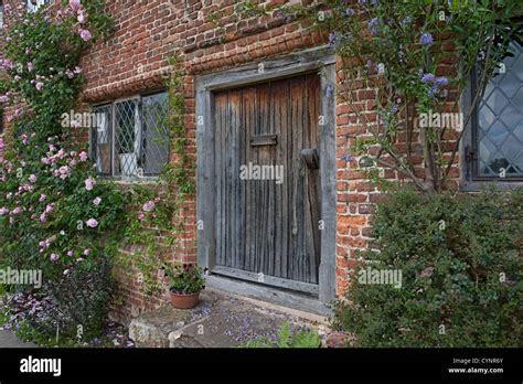 Country Cottage Roses Hi Res Stock Photography And Images Alamy