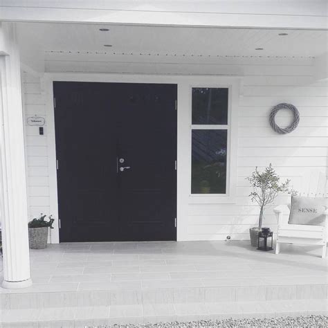 Bygge 4 kloppen søyler utenfor inngangsparti og garasje. Mitt hus :) #inngangsparti #ytterdør #dobbeldør #bolig # ...