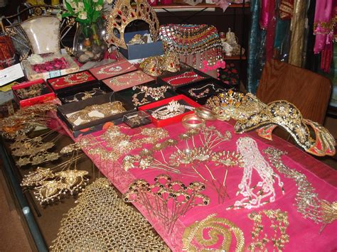 4 | s a n g g u l d a e r a h b y n o l i s m a r l i a t i g. Man Kasturi: Koleksi Perhiasan Tradisional - menjadi ...