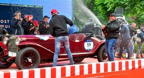Per la prima volta nella storia della 1000 miglia rievocativa e riprendendo il senso antiorario di alcune edizioni della corsa di velocità disputata tra il 1927 e il 1957, il senso di marcia della gara sarà invertito: Mille Miglia 2019, domina l'Alfa Romeo: Moceri-Bonetti i ...