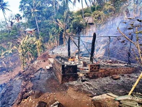 Seperti apa pakaian adat ntt tersebut dan apa keunikannya? Rumah Adat Kampung Megalitikum di NTT Kembali Terbakar ...