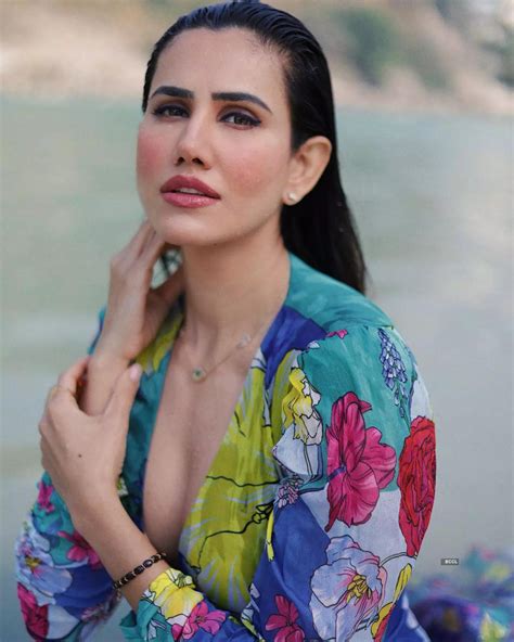 sonnalli seygall is teasing the cyberspace with her gorgeous pictures pics sonnalli seygall is