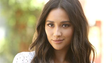 Shay Mitchell Youtube Tutorial How She Does Her Own No Makeup Makeup