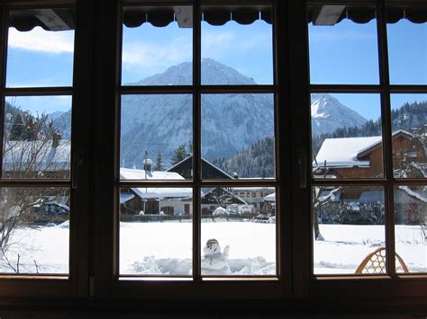 Дом в снежном лесу вид из окна 81 фото
