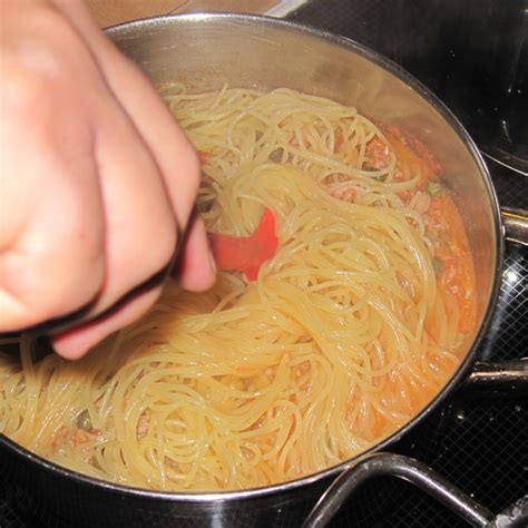 Saftige Spaghetti mit Thunfisch Kapern und frischen Tomaten mjammi