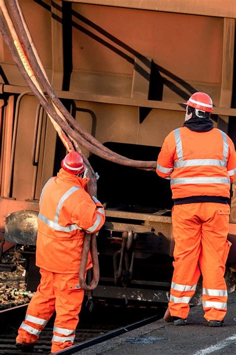 Auch dieser ist zentral gelegen und gut an den öpnv angebunden. Nach Zug-Unfall in Bremen: Ein Gleis wieder frei | NDR.de ...