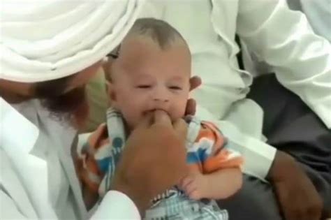 Ketika anak saya (yang masih kecil) bersin, saya mengucapkan, alhamdulillah. Anjuran Tahnik untuk Bayi Baru Lahir