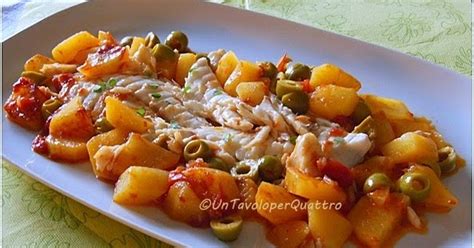 Aggiungete in padella anche le fette di pomodorini e fate andare per qualche minuto in maniera tale che si ammorbidiscano e non perdano la loro i filetti di salmone dovranno essere passati nella farina 00 e scottati direttamente in padella, aggiungete i pomodorini e delle olive per arricchire il piatto o. Orata in padella con patate, pomodori e olive