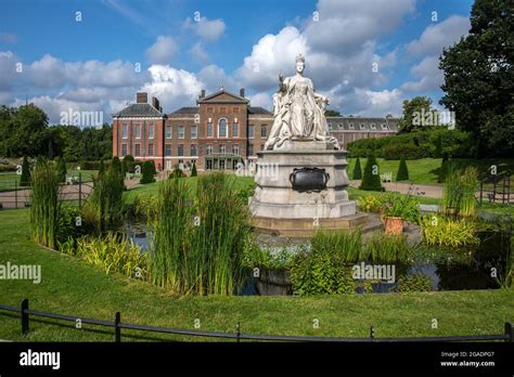 Queen Victoria Statue In Front Of Kensington Palace London Stock Photo