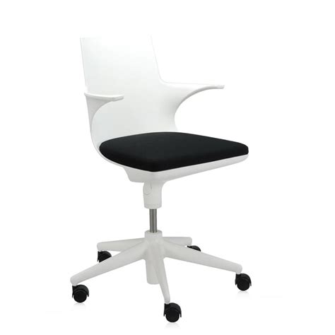The spoon chair office swivel chair by kartell sits on a classic five wheel base and features an unobtrusive height adjustable mechanism. Spoon Chair Kartell | KikauStore