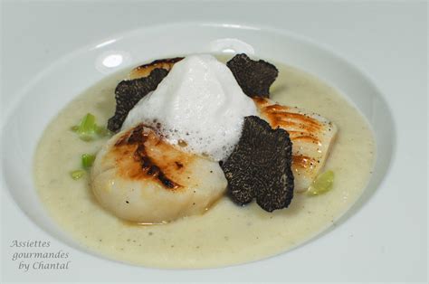 1.mettez les noix de st jacques dans le bol d'un mixeur, ajoutez les 3 œufs, le jaune d'œuf, le beurre, salez et poivrez. Saint-Jacques, truffe et céleri en texture... avec le Chef ...