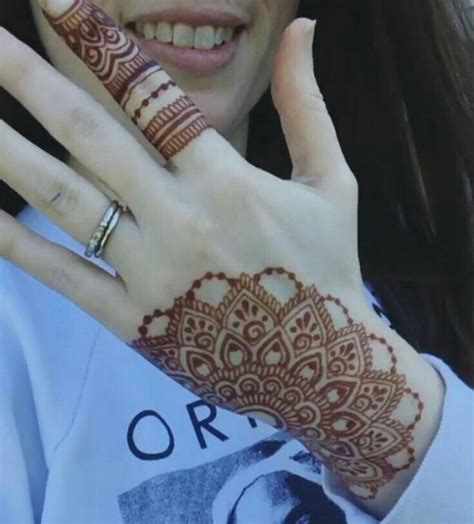 Even delicate patterns can look really pretty on hands. Pin by sadiya zohra on MĔĤŃĎĨ (With images) | Henna, Henna ...
