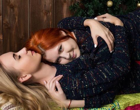 Due Amiche Graziose Delle Lesbiche Che Baciano E Che Abbracciano In Un