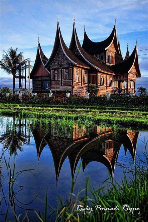 Melihatkan hari ini harga rumah di malaysia semakin naik dan naik. Rumah Adat Minangkabau, Sumatera Barat | Gambar arsitektur ...