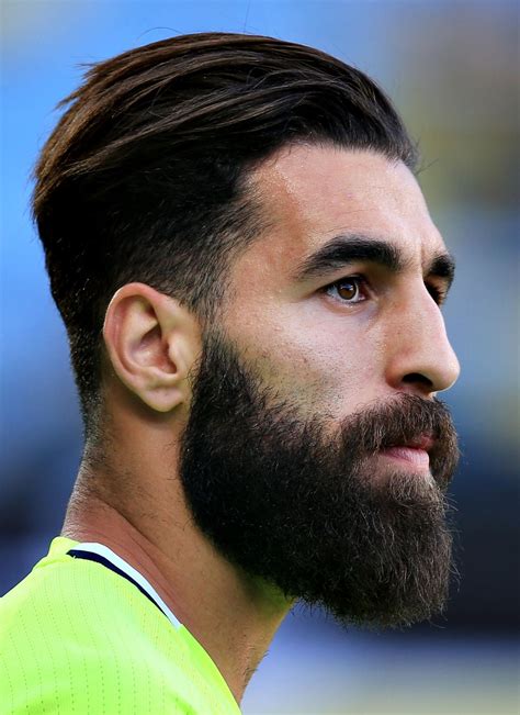 Die meisten fußballspieler der bundesliga werden unter den oben genannten gehaltshöhen liegen. Undercut und Vollbart: Mit dieser Style-Kombination liegt ...