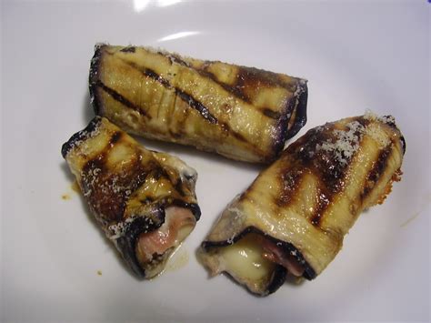 Un antipasto all'insegna della leggerezza e della genuinità, gli involtini di melanzane con prosciutto e stracchino sono 1. INVOLTINI DI MELANZANE CON PROSCIUTTO COTTO E FONTINA, da ...