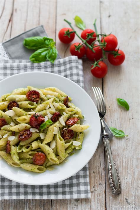 Pasta al pesto e pomodorini confit - Rafano e cannella