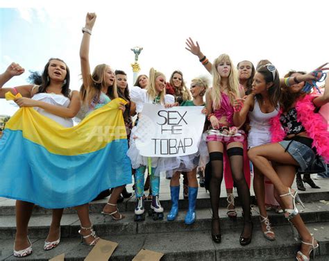 「買春ツアー反対」、売春婦の服装で政府に抗議 写真8枚 国際ニュース：afpbb news