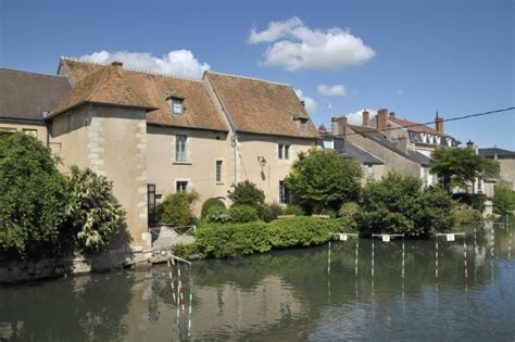 Pour les articles homonymes, voir cosne. Photo à Cosne-Cours-sur-Loire (58200) : Musée et rivière ...