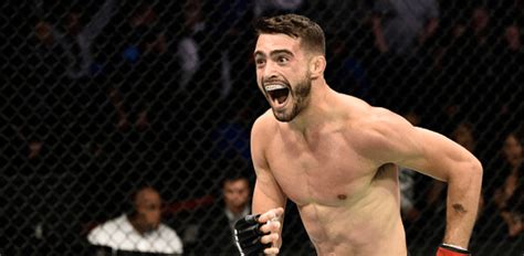 The ufc would become the first american sports organisation to host a full crowd since the start of the coronavirus pandemic. Randy Costa treft Journey Newson tijdens UFC evenement op ...